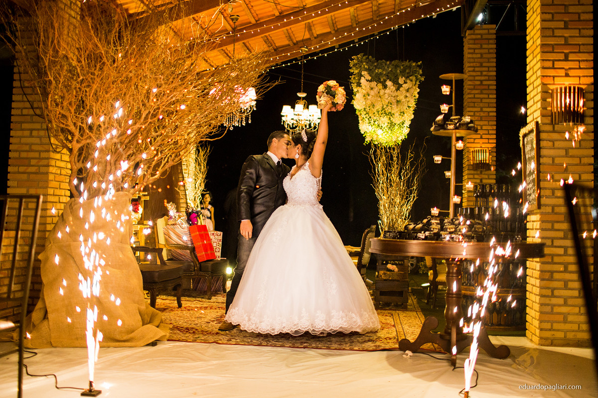 entrada dos noivos no salão da festa