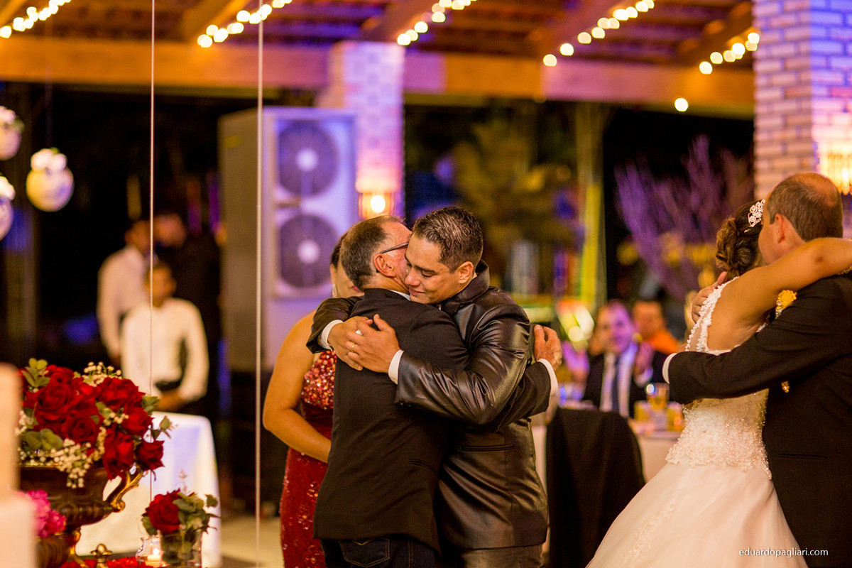 casamento casal chorando