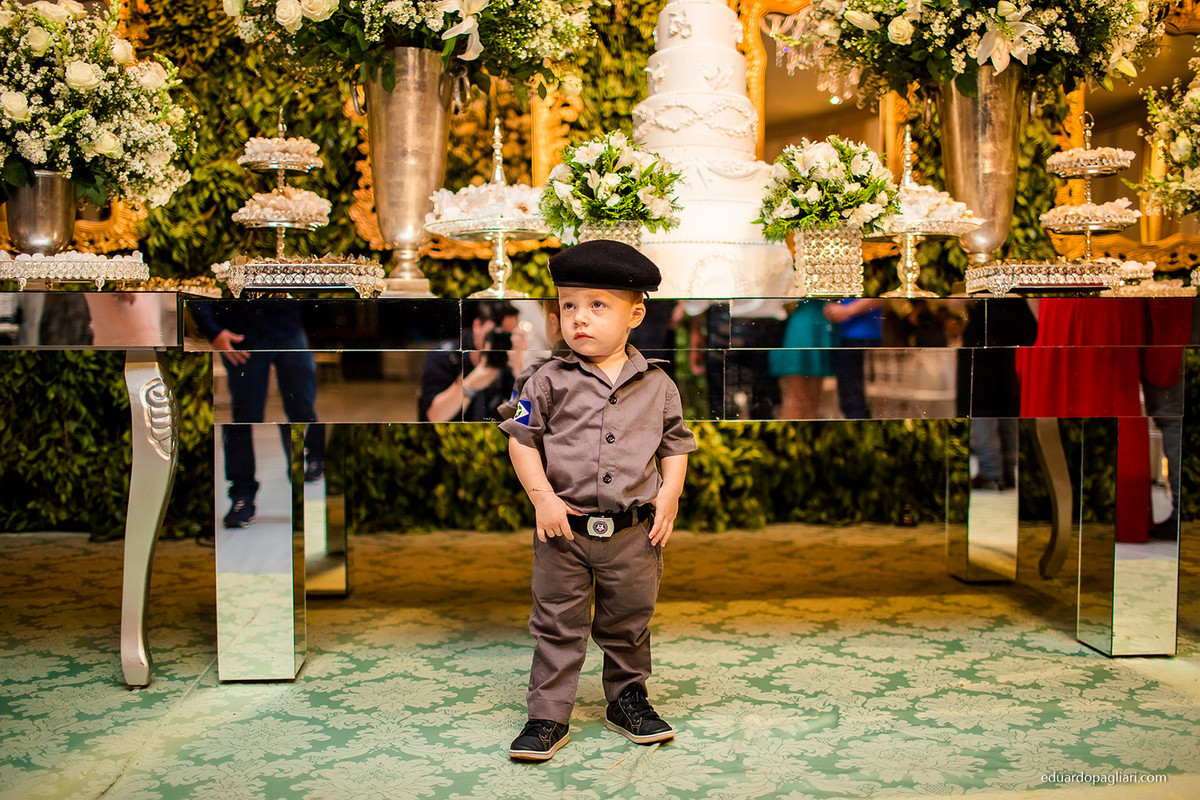 noivinho vestido de policial