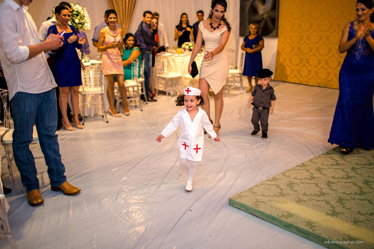 noivinho vestido de policial