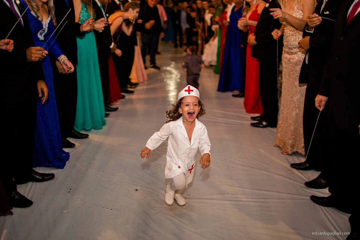noivinho vestido de policial
