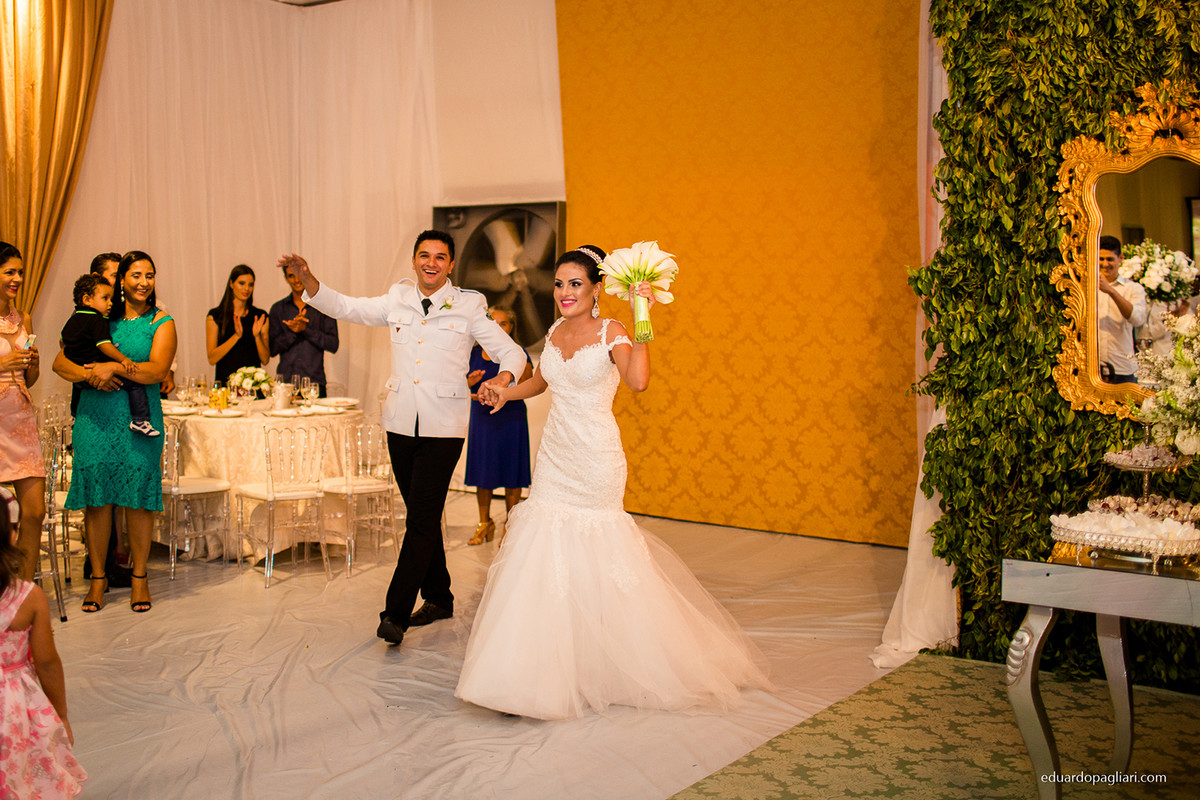 noivinho vestido de policial