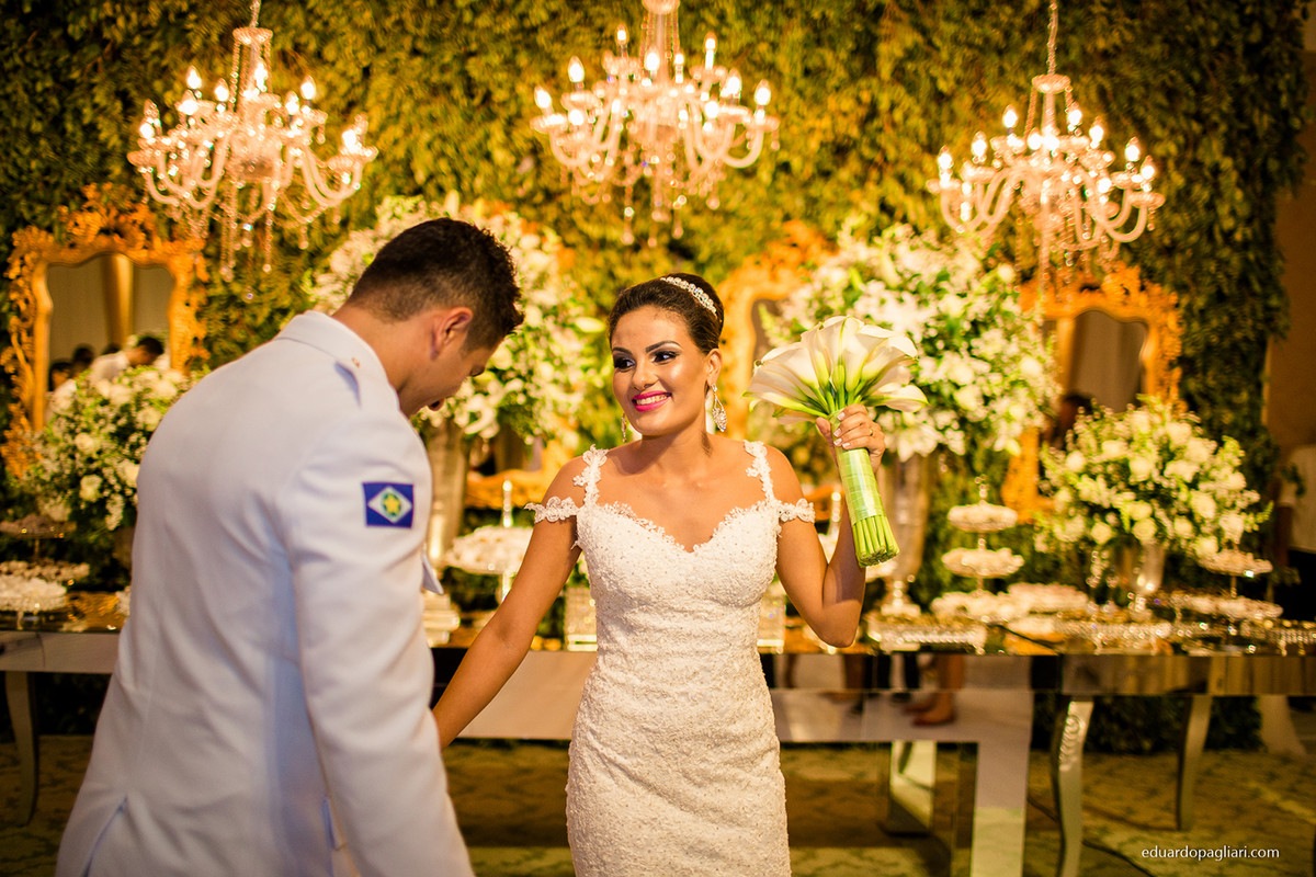 noivinho vestido de policial