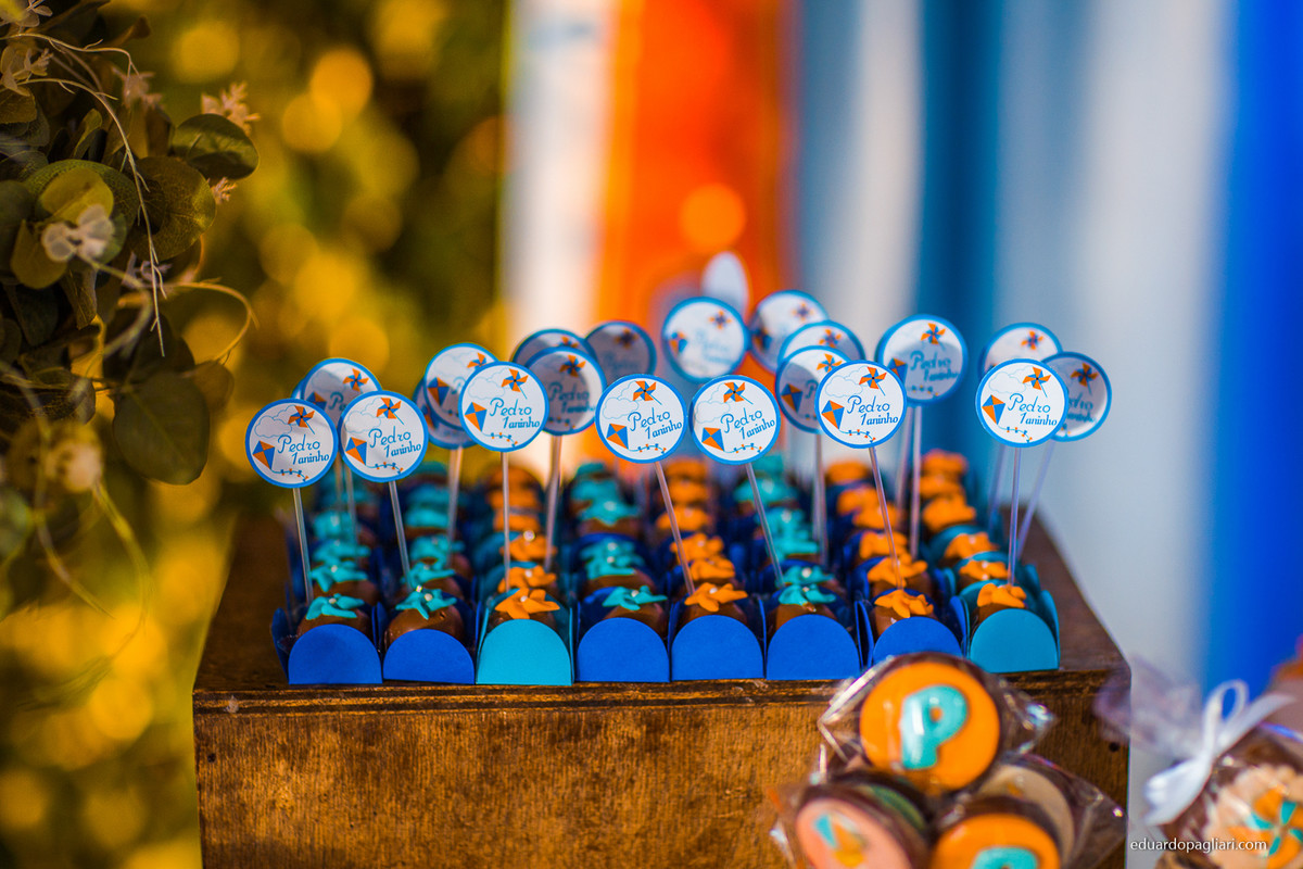 aniversario de um aninho com decoração de pipa