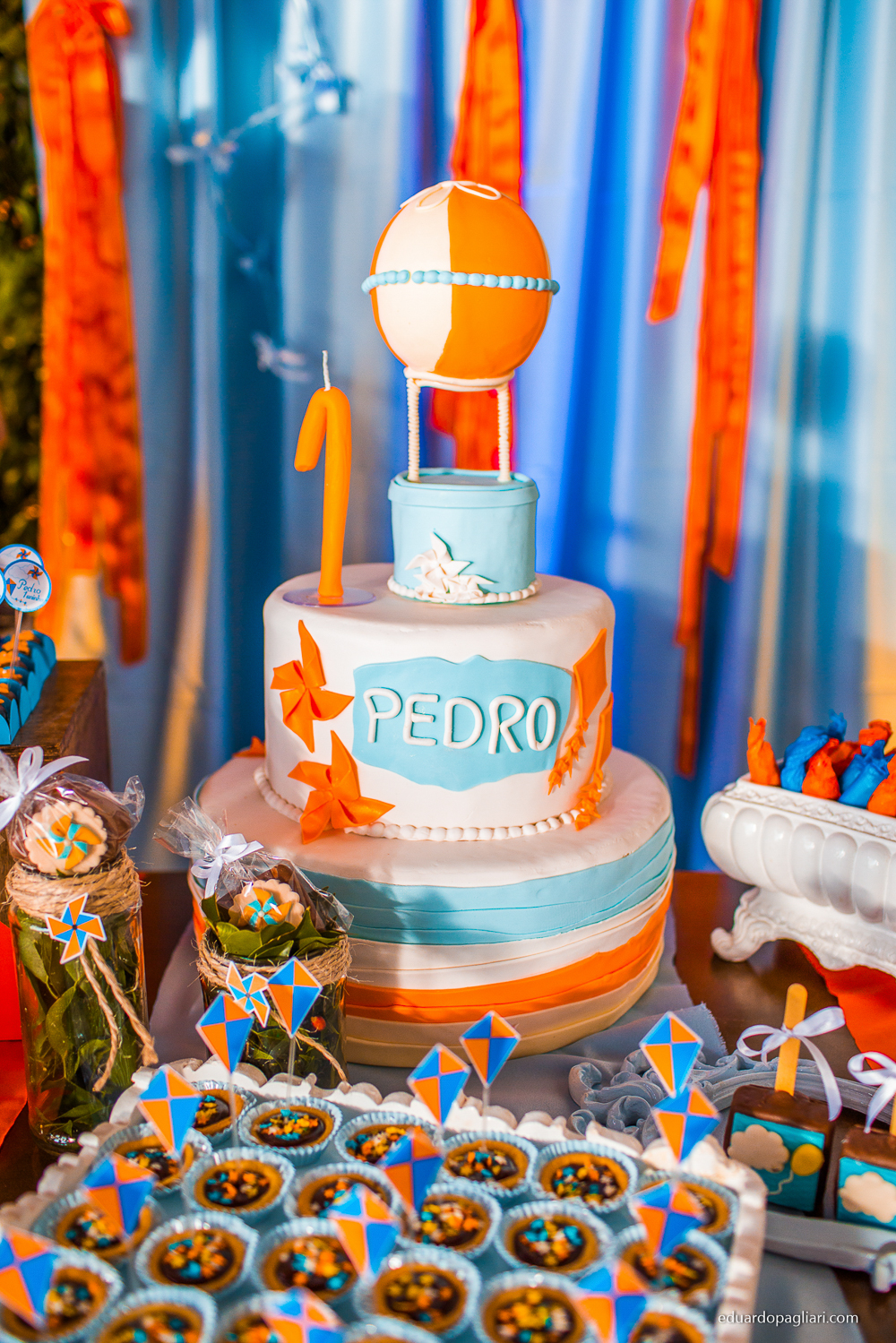 aniversario de um aninho com decoração de pipa