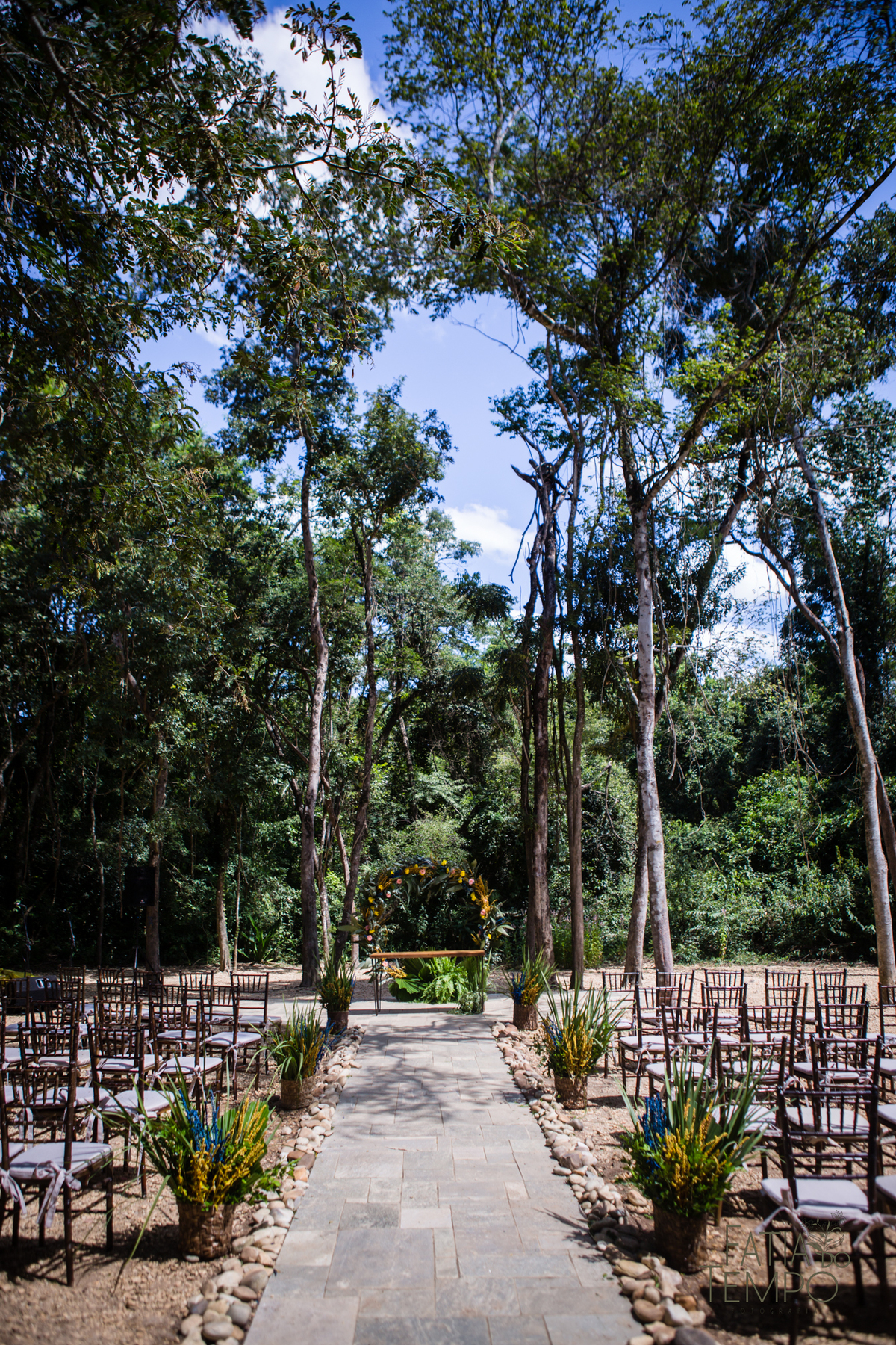casamento ao ar livre, casamento villa mandacaru, casamento em itu, casamento interior de sp, casamento de dia, casamento fim de tarde, noiva, noivo, casamento por do sol, casamento embaixo da arvore, casamento no campo, borboletas em casamento