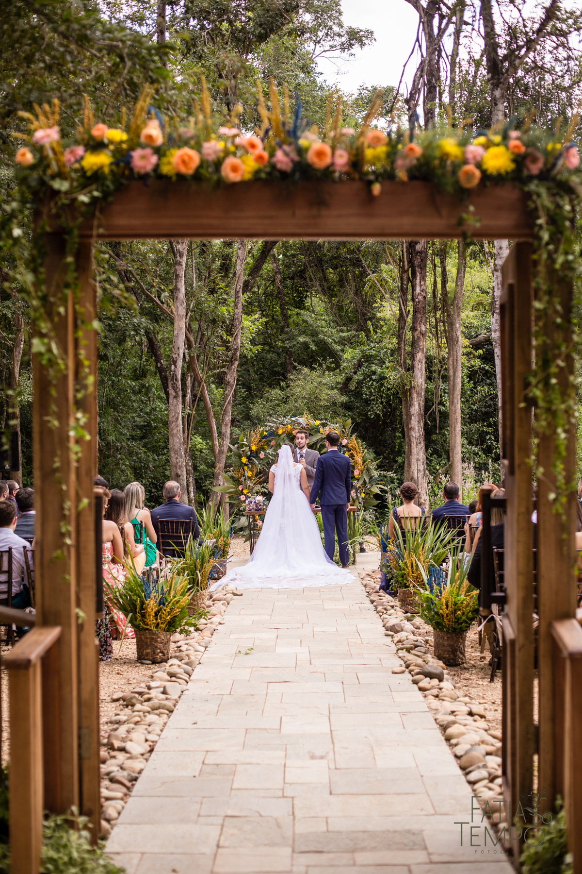casamento ao ar livre, casamento villa mandacaru, casamento em itu, casamento interior de sp, casamento de dia, casamento fim de tarde, noiva, noivo, casamento por do sol, casamento embaixo da arvore, casamento no campo, borboletas em casamento