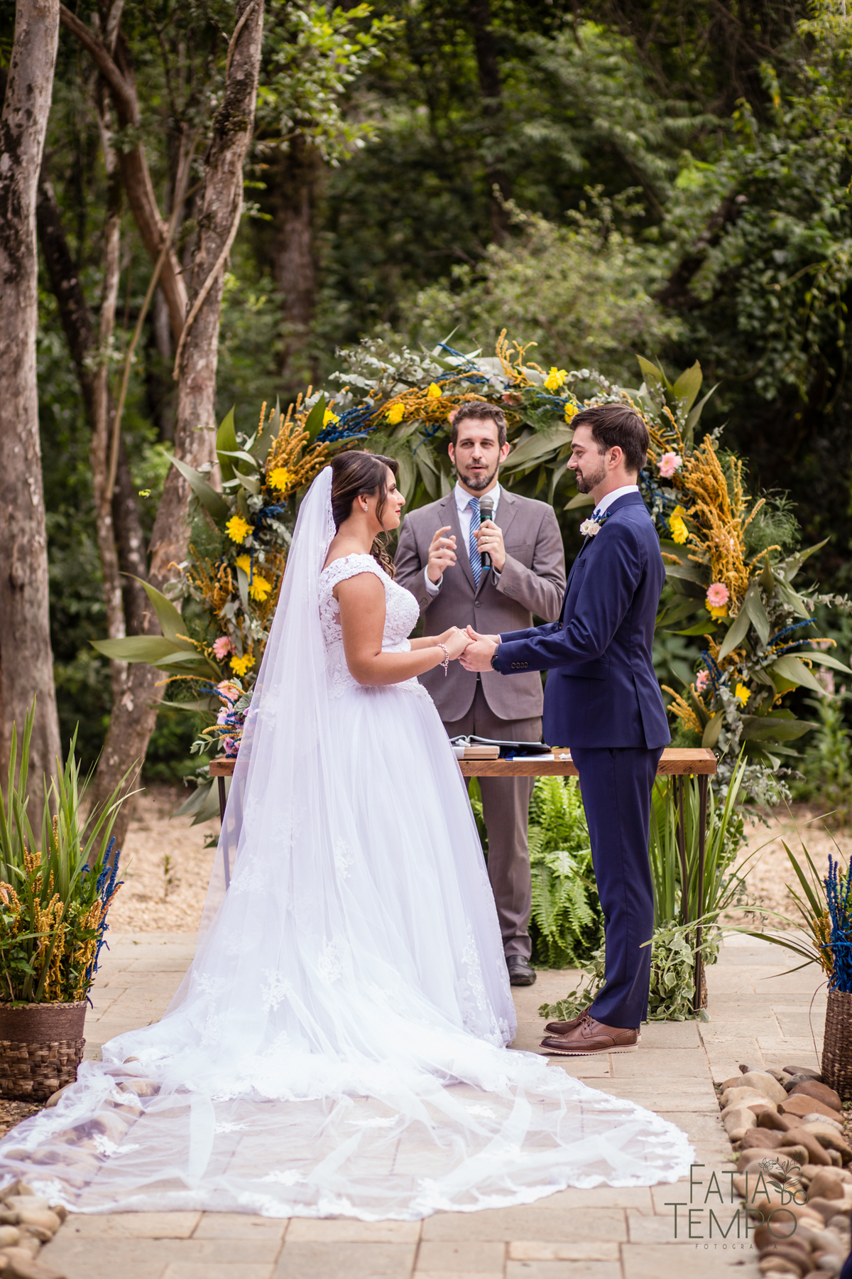 casamento ao ar livre, casamento villa mandacaru, casamento em itu, casamento interior de sp, casamento de dia, casamento fim de tarde, noiva, noivo, casamento por do sol, casamento embaixo da arvore, casamento no campo, borboletas em casamento