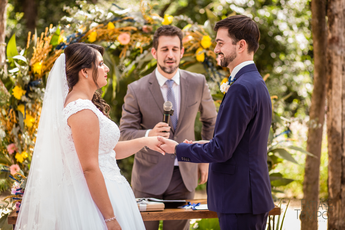 casamento ao ar livre, casamento villa mandacaru, casamento em itu, casamento interior de sp, casamento de dia, casamento fim de tarde, noiva, noivo, casamento por do sol, casamento embaixo da arvore, casamento no campo, borboletas em casamento