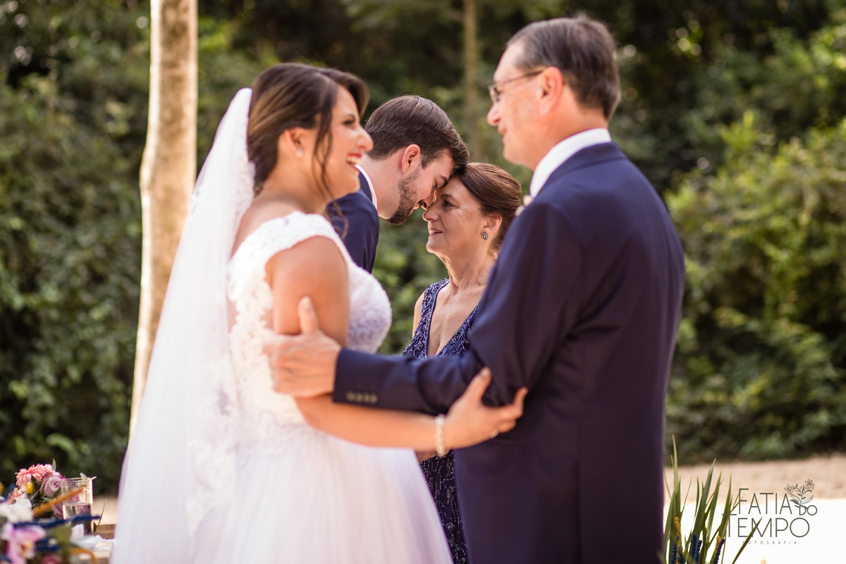 casamento ao ar livre, casamento villa mandacaru, casamento em itu, casamento interior de sp, casamento de dia, casamento fim de tarde, noiva, noivo, casamento por do sol, casamento embaixo da arvore, casamento no campo, borboletas em casamento