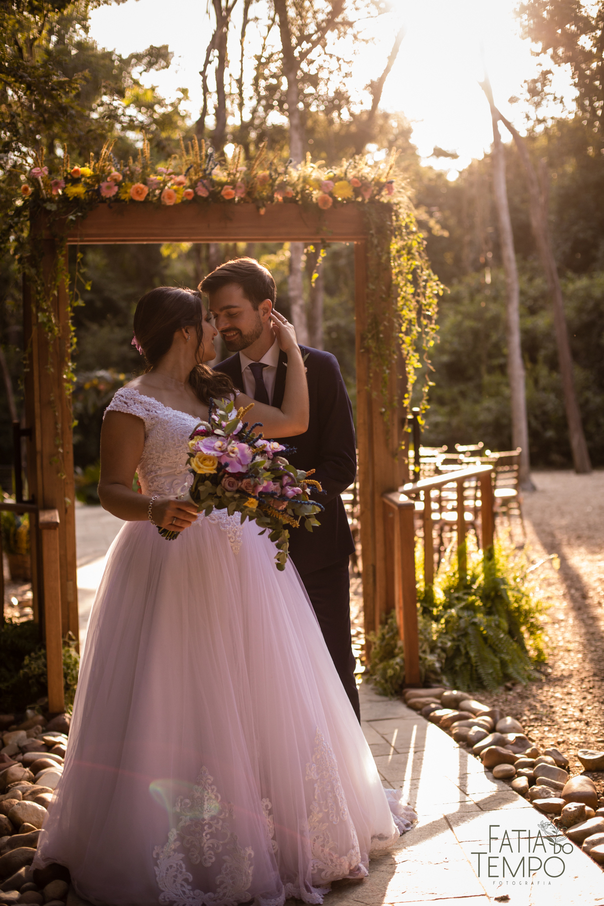 casamento ao ar livre, casamento villa mandacaru, casamento em itu, casamento interior de sp, casamento de dia, casamento fim de tarde, noiva, noivo, casamento por do sol, casamento embaixo da arvore, casamento no campo, borboletas em casamento