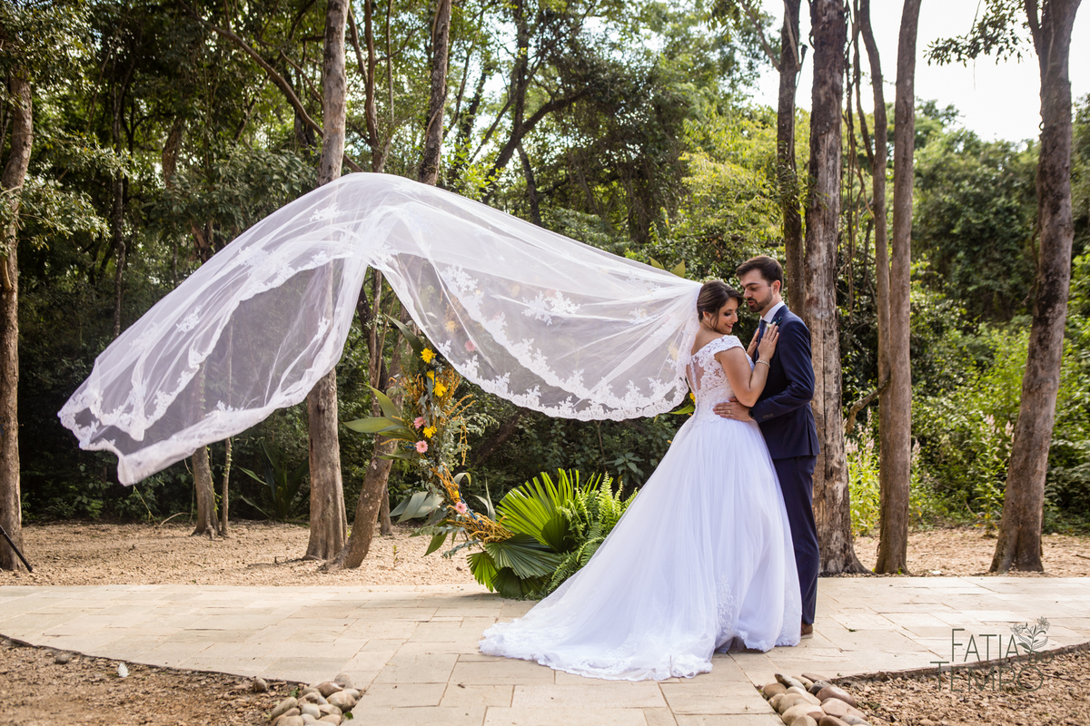 casamento ao ar livre, casamento villa mandacaru, casamento em itu, casamento interior de sp, casamento de dia, casamento fim de tarde, noiva, noivo, casamento por do sol, casamento embaixo da arvore, casamento no campo, borboletas em casamento