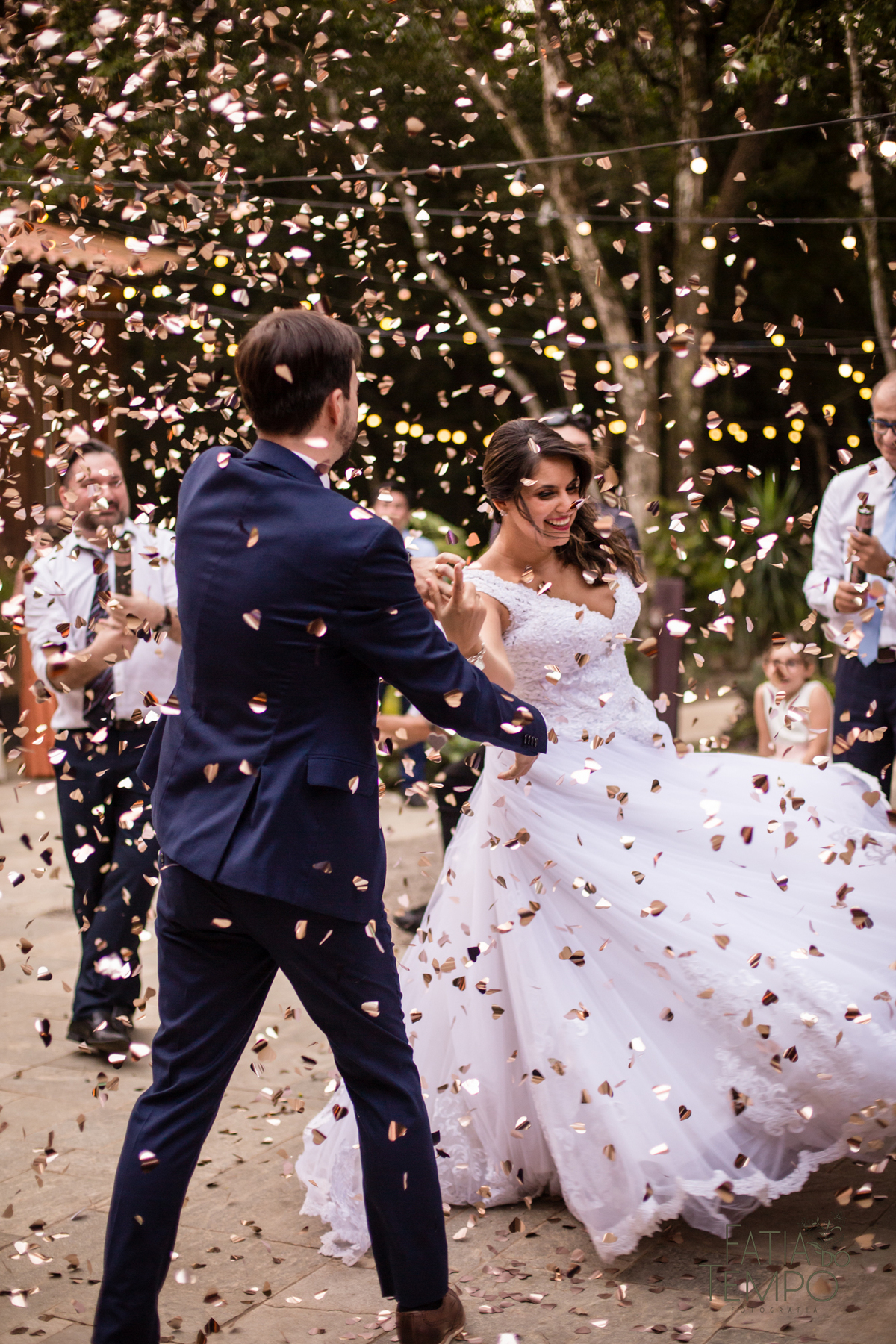 casamento ao ar livre, casamento villa mandacaru, casamento em itu, casamento interior de sp, casamento de dia, casamento fim de tarde, noiva, noivo, casamento por do sol, casamento embaixo da arvore, casamento no campo, borboletas em casamento