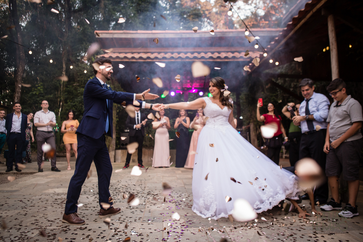 casamento ao ar livre, casamento villa mandacaru, casamento em itu, casamento interior de sp, casamento de dia, casamento fim de tarde, noiva, noivo, casamento por do sol, casamento embaixo da arvore, casamento no campo, borboletas em casamento