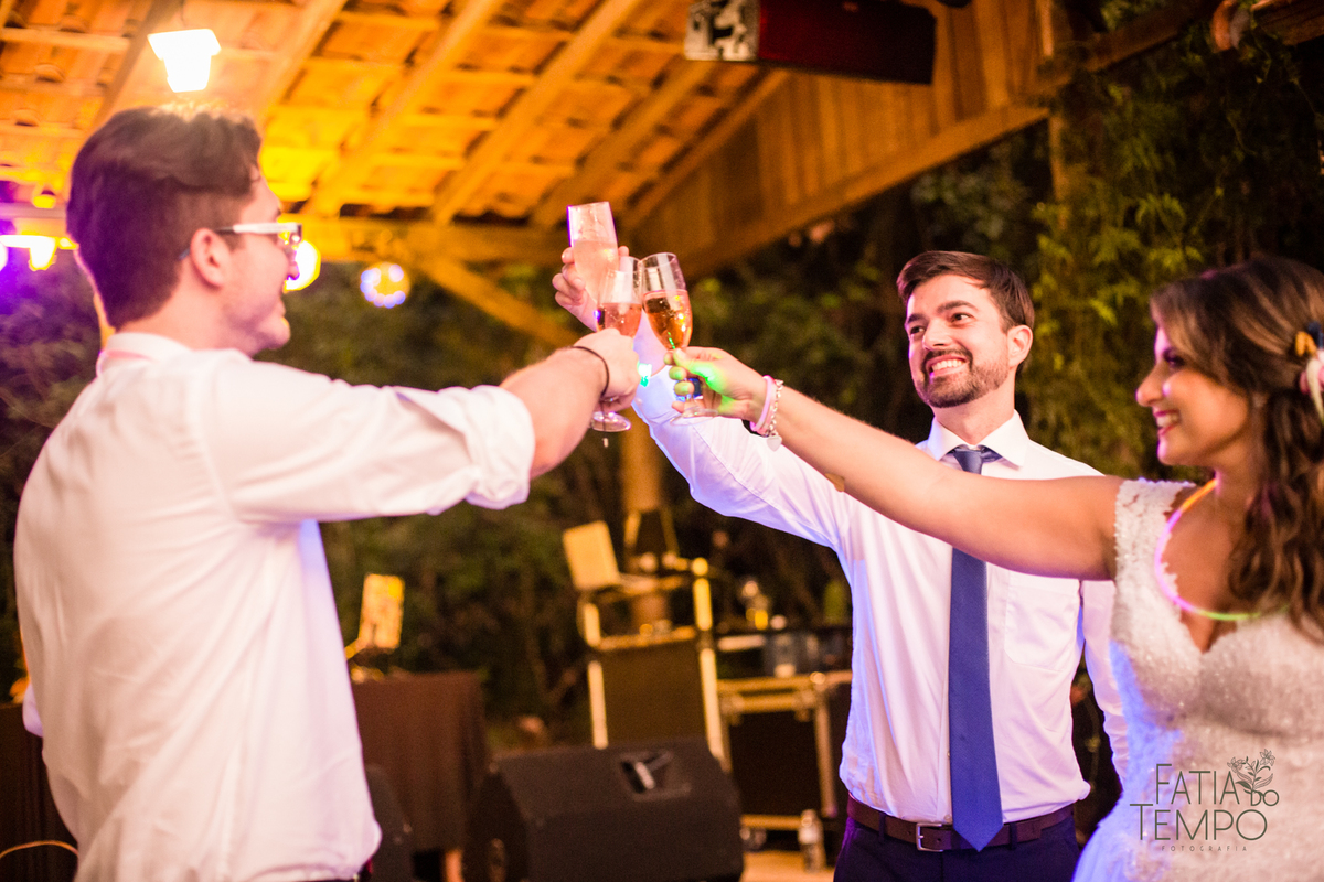 casamento ao ar livre, casamento villa mandacaru, casamento em itu, casamento interior de sp, casamento de dia, casamento fim de tarde, noiva, noivo, casamento por do sol, casamento embaixo da arvore, casamento no campo, borboletas em casamento