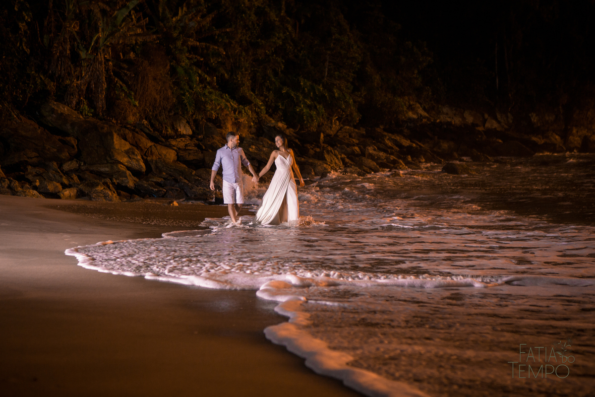 ensaio pre casamento, ensaio na praia, praia do guaruja, ensaio pre casamento na praia, ensaio no nascer do sol, nascer do sol, ensaio de casais no nascer do sol, ensaio pré casamento no nascer do sol, ensaio pré na praia, 