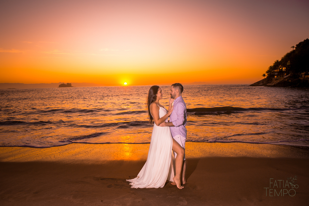 ensaio pre casamento, ensaio na praia, praia do guaruja, ensaio pre casamento na praia, ensaio no nascer do sol, nascer do sol, ensaio de casais no nascer do sol, ensaio pré casamento no nascer do sol, ensaio pré na praia, 