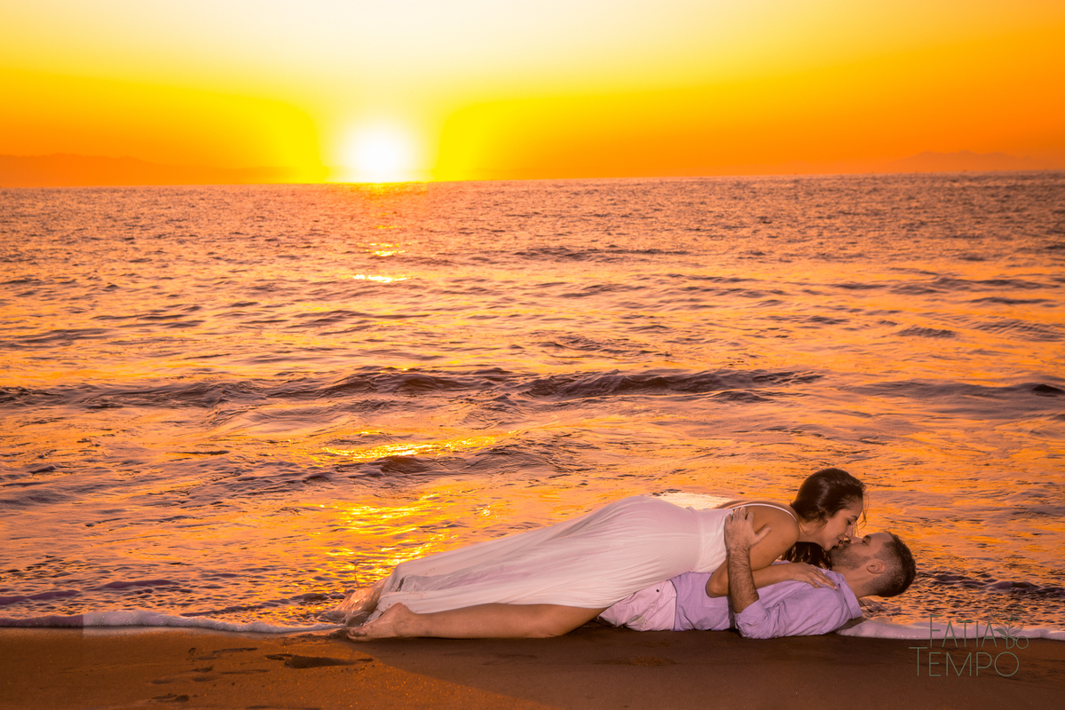 ensaio pre casamento, ensaio na praia, praia do guaruja, ensaio pre casamento na praia, ensaio no nascer do sol, nascer do sol, ensaio de casais no nascer do sol, ensaio pré casamento no nascer do sol, ensaio pré na praia, 