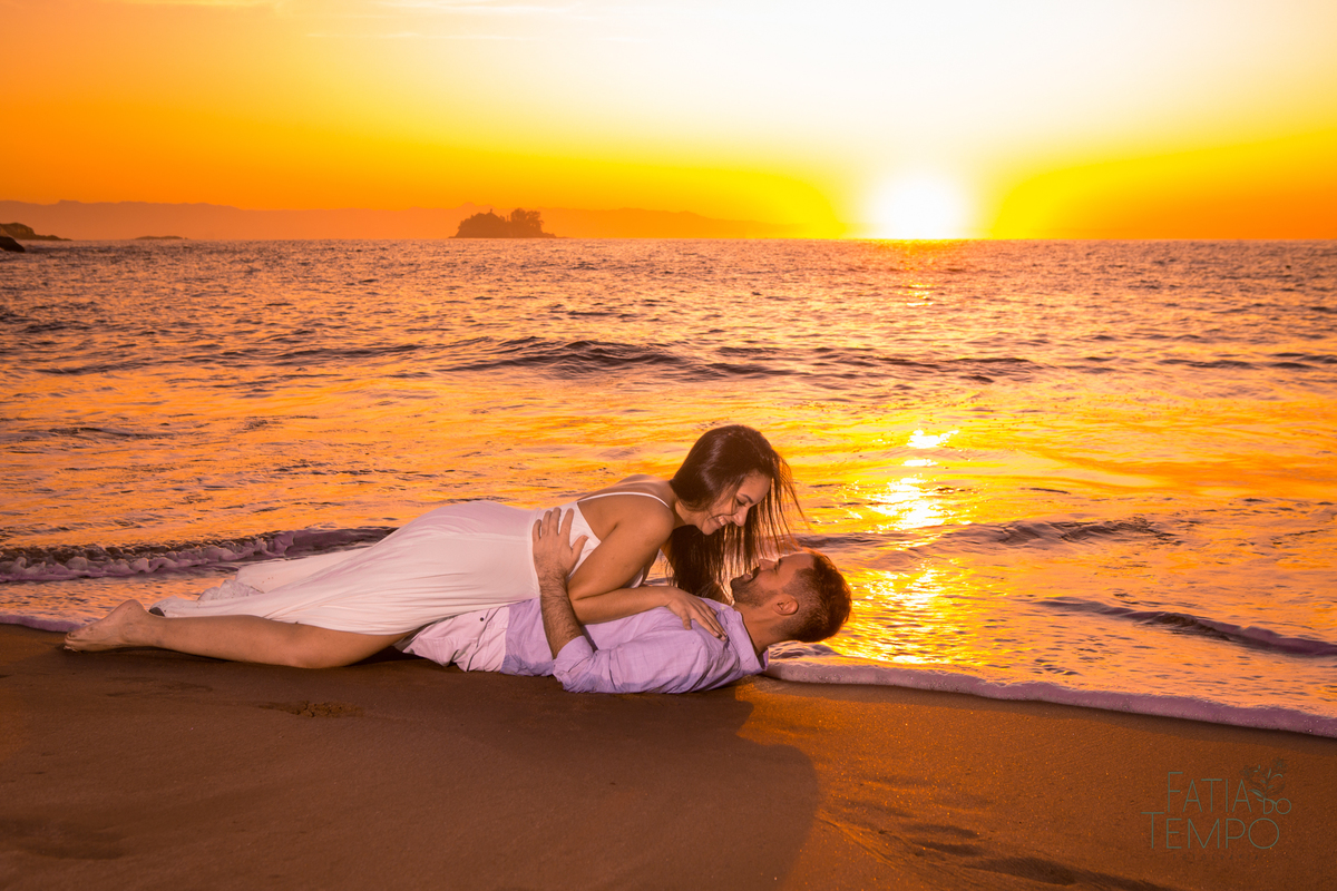 ensaio pre casamento, ensaio na praia, praia do guaruja, ensaio pre casamento na praia, ensaio no nascer do sol, nascer do sol, ensaio de casais no nascer do sol, ensaio pré casamento no nascer do sol, ensaio pré na praia, 