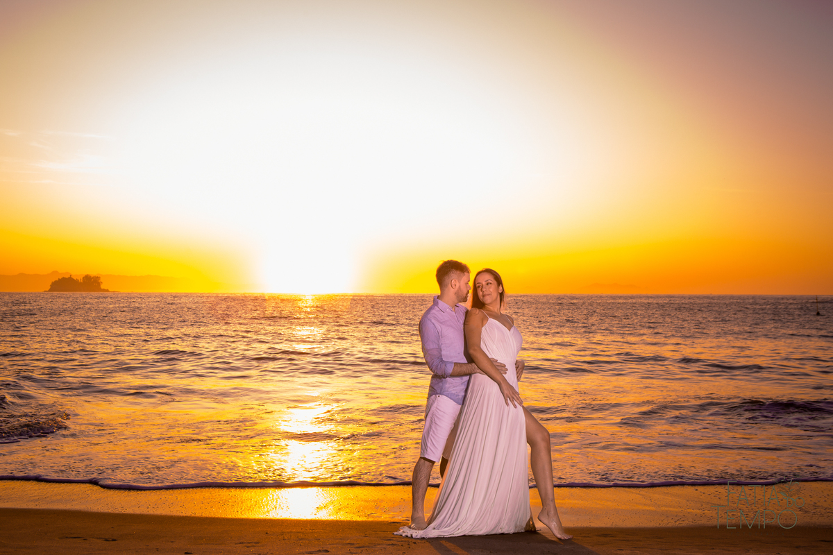 ensaio pre casamento, ensaio na praia, praia do guaruja, ensaio pre casamento na praia, ensaio no nascer do sol, nascer do sol, ensaio de casais no nascer do sol, ensaio pré casamento no nascer do sol, ensaio pré na praia, 