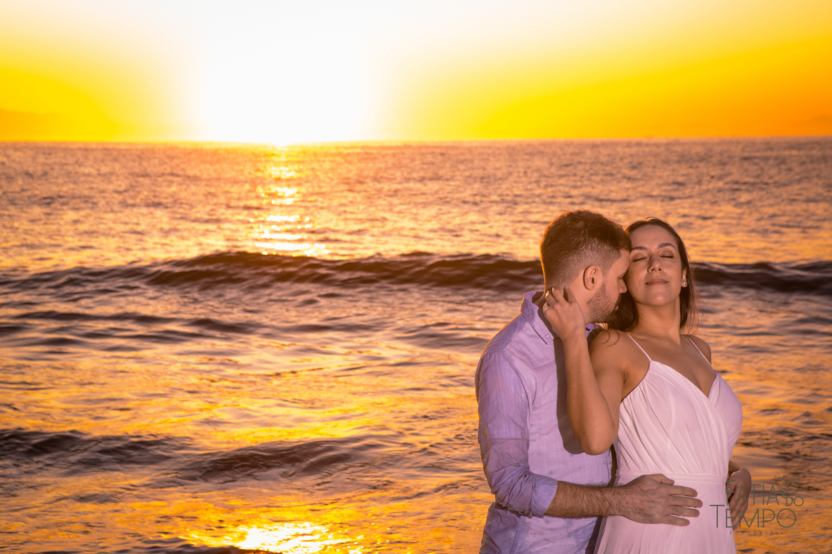 ensaio pre casamento, ensaio na praia, praia do guaruja, ensaio pre casamento na praia, ensaio no nascer do sol, nascer do sol, ensaio de casais no nascer do sol, ensaio pré casamento no nascer do sol, ensaio pré na praia, 