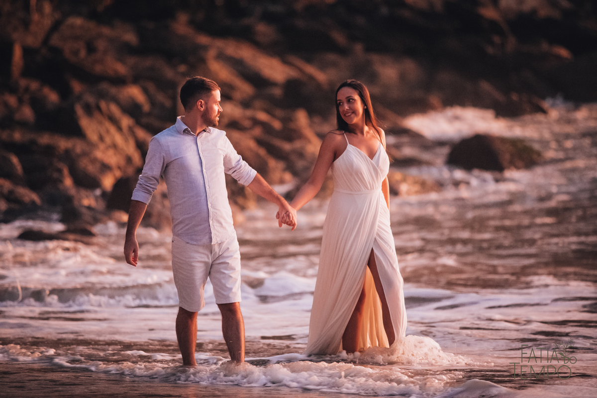 ensaio pre casamento, ensaio na praia, praia do guaruja, ensaio pre casamento na praia, ensaio no nascer do sol, nascer do sol, ensaio de casais no nascer do sol, ensaio pré casamento no nascer do sol, ensaio pré na praia, 
