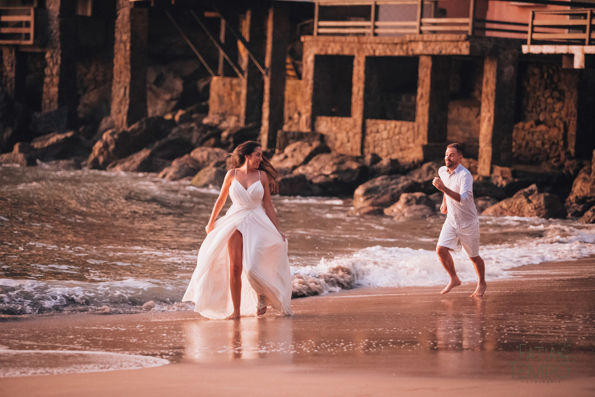 ensaio pre casamento, ensaio na praia, praia do guaruja, ensaio pre casamento na praia, ensaio no nascer do sol, nascer do sol, ensaio de casais no nascer do sol, ensaio pré casamento no nascer do sol, ensaio pré na praia, 