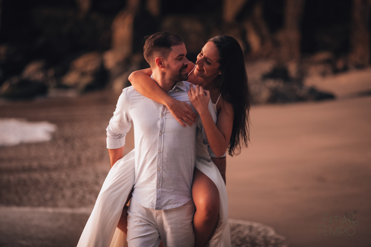 ensaio pre casamento, ensaio na praia, praia do guaruja, ensaio pre casamento na praia, ensaio no nascer do sol, nascer do sol, ensaio de casais no nascer do sol, ensaio pré casamento no nascer do sol, ensaio pré na praia, 