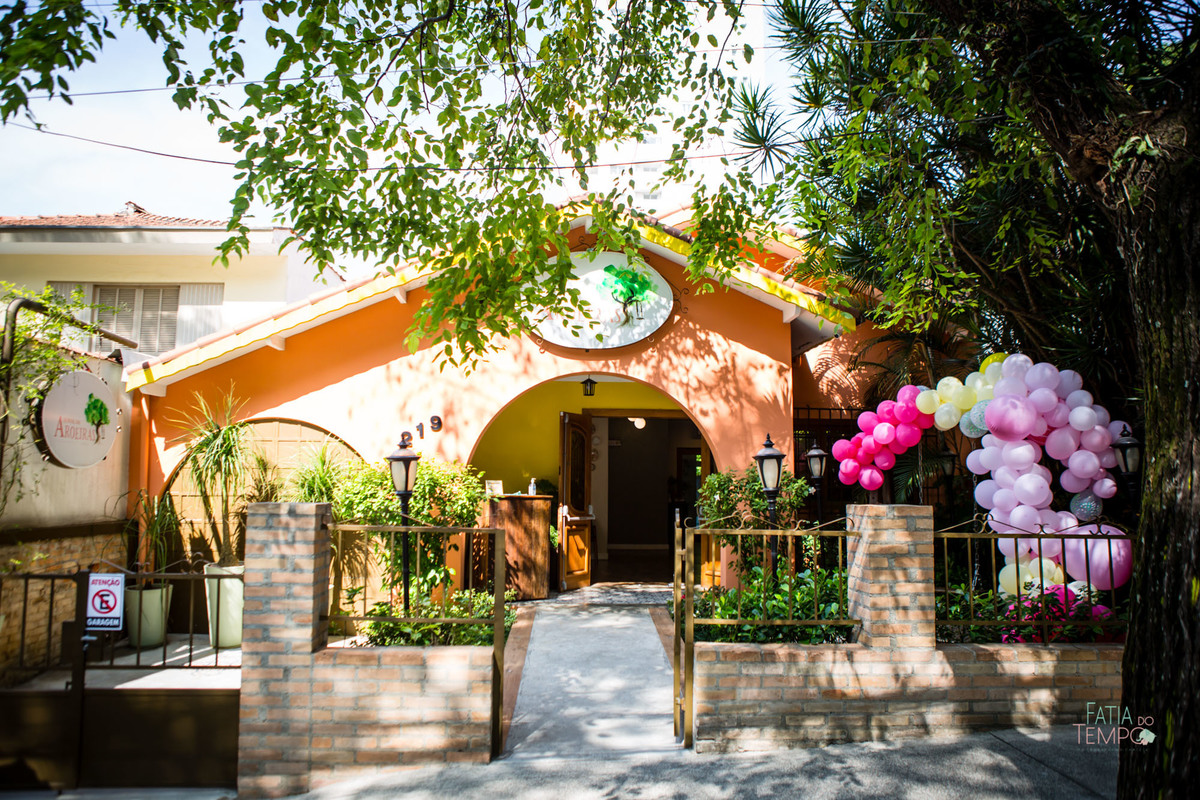 festa infantil, criança, menina, festa de criança, buffet, buffet infantil, bolo, decoração, fotografia, fatia do tempo, felicidade, aniversário, parabéns, encanto, família madrigal, desenho, Disney, 