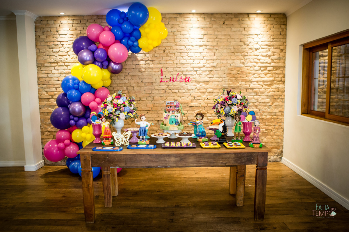 festa infantil, criança, menina, festa de criança, buffet, buffet infantil, bolo, decoração, fotografia, fatia do tempo, felicidade, aniversário, parabéns, encanto, família madrigal, desenho, Disney