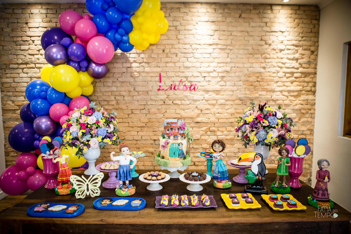 festa infantil, criança, menina, festa de criança, buffet, buffet infantil, bolo, decoração, fotografia, fatia do tempo, felicidade, aniversário, parabéns, encanto, família madrigal, desenho, Disney