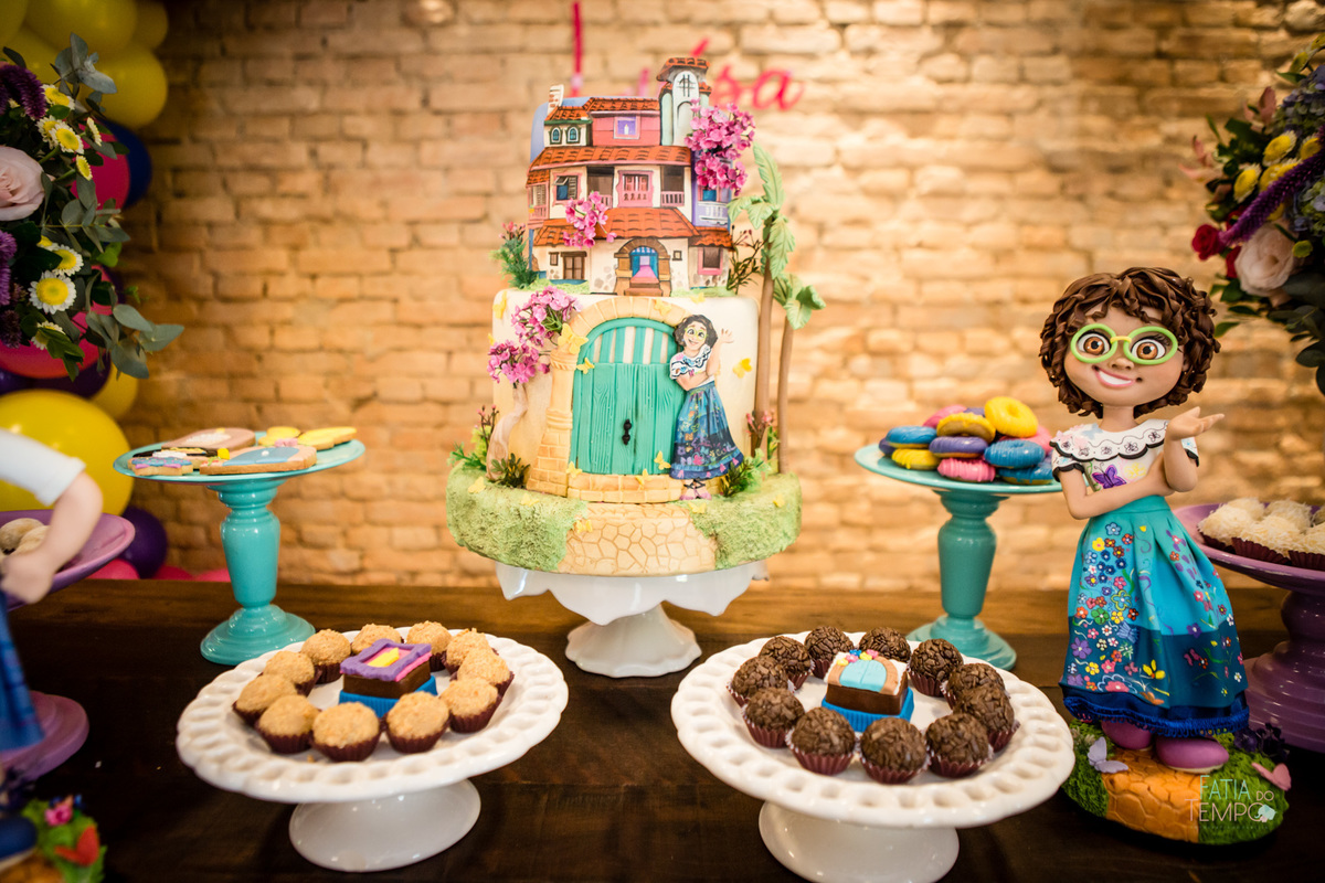 festa infantil, criança, menina, festa de criança, buffet, buffet infantil, bolo, decoração, fotografia, fatia do tempo, felicidade, aniversário, parabéns, encanto, família madrigal, desenho, Disney