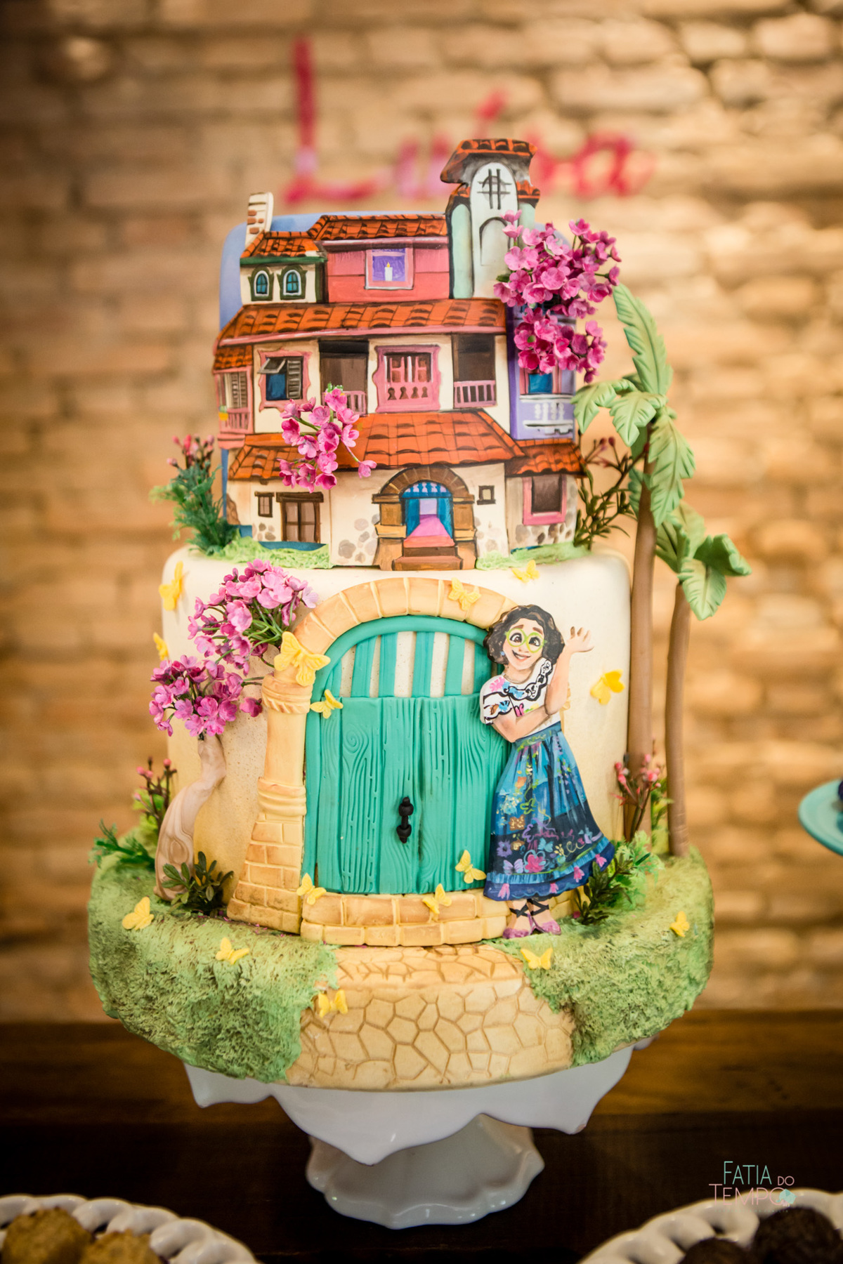 festa infantil, criança, menina, festa de criança, buffet, buffet infantil, bolo, decoração, fotografia, fatia do tempo, felicidade, aniversário, parabéns, encanto, família madrigal, desenho, Disney