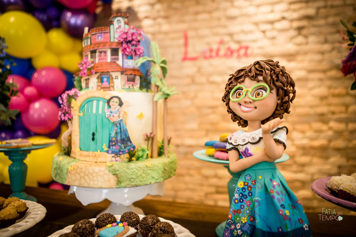 festa infantil, criança, menina, festa de criança, buffet, buffet infantil, bolo, decoração, fotografia, fatia do tempo, felicidade, aniversário, parabéns, encanto, família madrigal, desenho, Disney