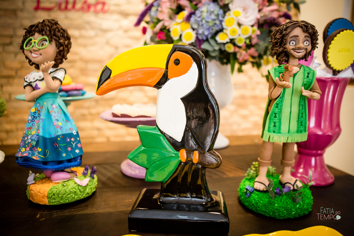 festa infantil, criança, menina, festa de criança, buffet, buffet infantil, bolo, decoração, fotografia, fatia do tempo, felicidade, aniversário, parabéns, encanto, família madrigal, desenho, Disney