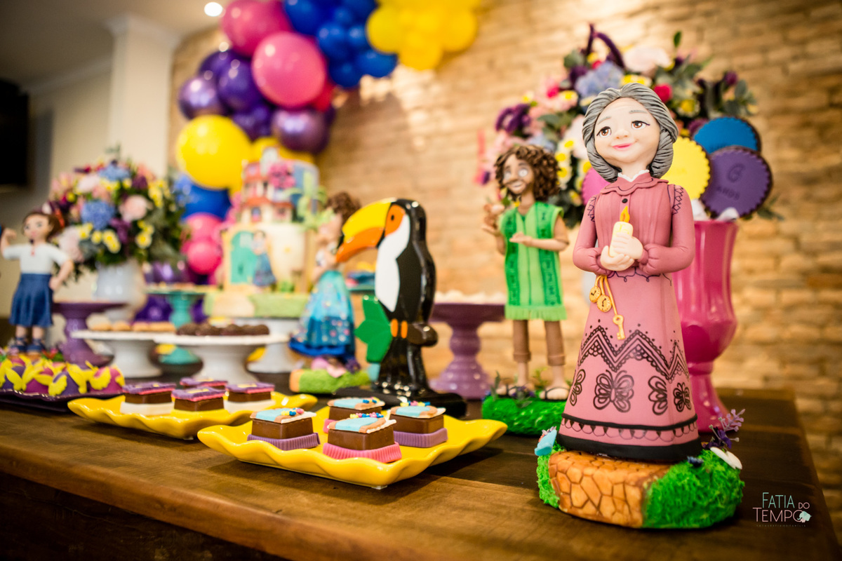 festa infantil, criança, menina, festa de criança, buffet, buffet infantil, bolo, decoração, fotografia, fatia do tempo, felicidade, aniversário, parabéns, encanto, família madrigal, desenho, Disney