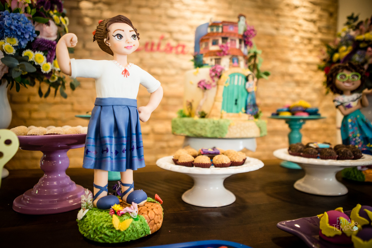 festa infantil, criança, menina, festa de criança, buffet, buffet infantil, bolo, decoração, fotografia, fatia do tempo, felicidade, aniversário, parabéns, encanto, família madrigal, desenho, Disney