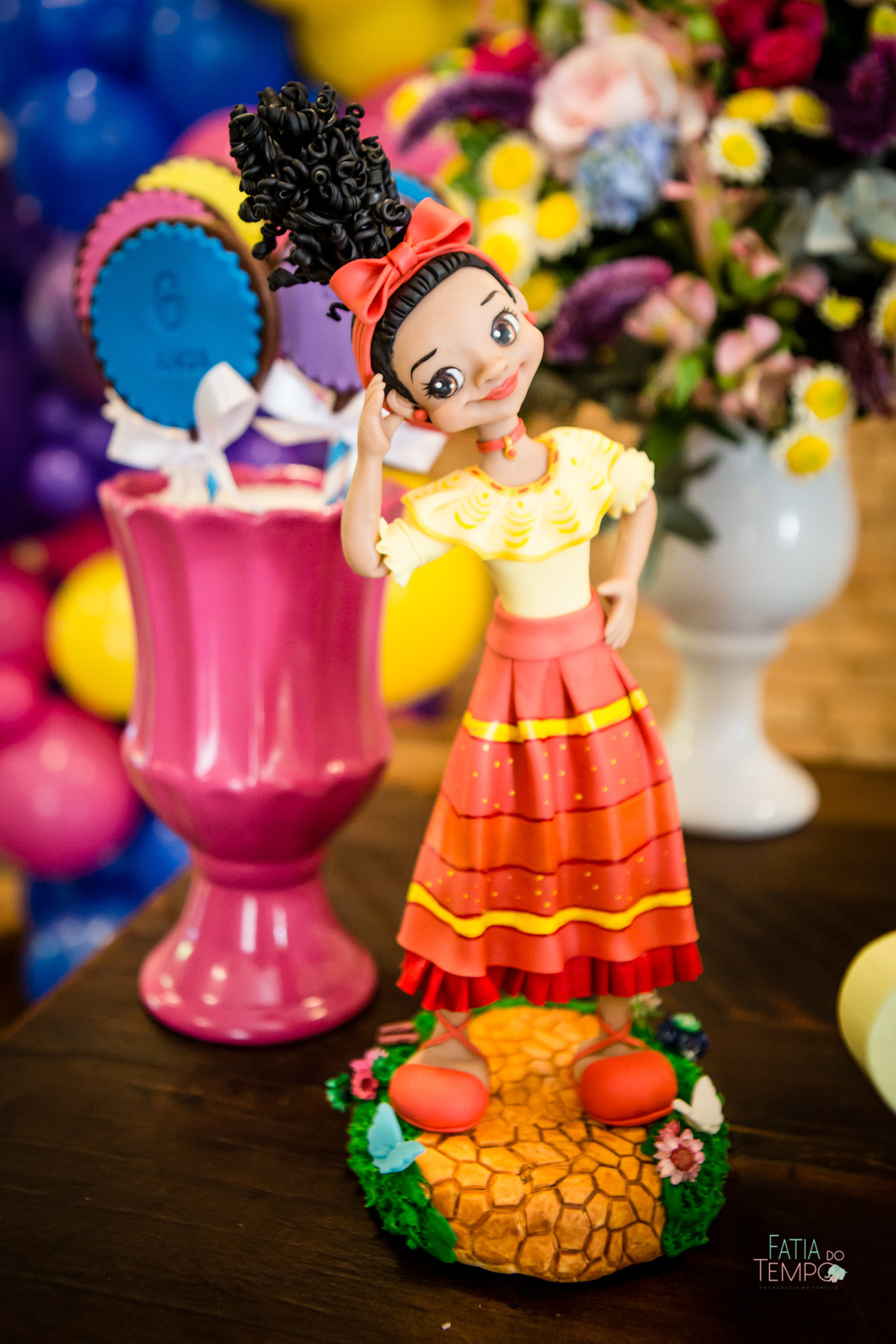 festa infantil, criança, menina, festa de criança, buffet, buffet infantil, bolo, decoração, fotografia, fatia do tempo, felicidade, aniversário, parabéns, encanto, família madrigal, desenho, Disney