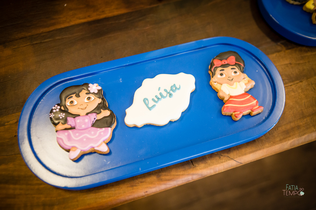 festa infantil, criança, menina, festa de criança, buffet, buffet infantil, bolo, decoração, fotografia, fatia do tempo, felicidade, aniversário, parabéns, encanto, família madrigal, desenho, Disney