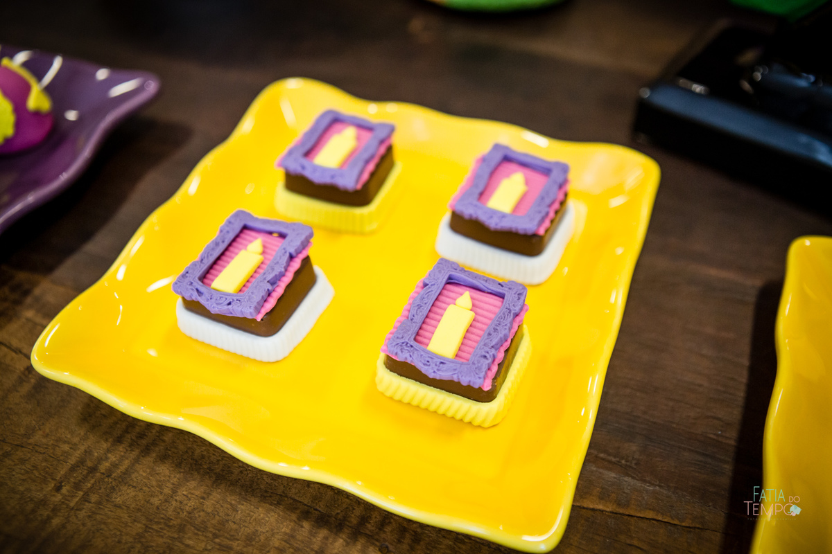 festa infantil, criança, menina, festa de criança, buffet, buffet infantil, bolo, decoração, fotografia, fatia do tempo, felicidade, aniversário, parabéns, encanto, família madrigal, desenho, Disney