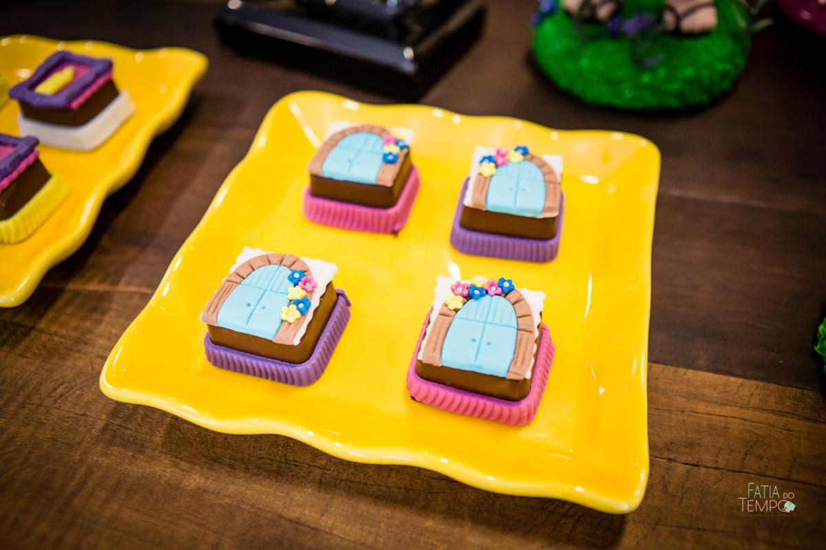 festa infantil, criança, menina, festa de criança, buffet, buffet infantil, bolo, decoração, fotografia, fatia do tempo, felicidade, aniversário, parabéns, encanto, família madrigal, desenho, Disney