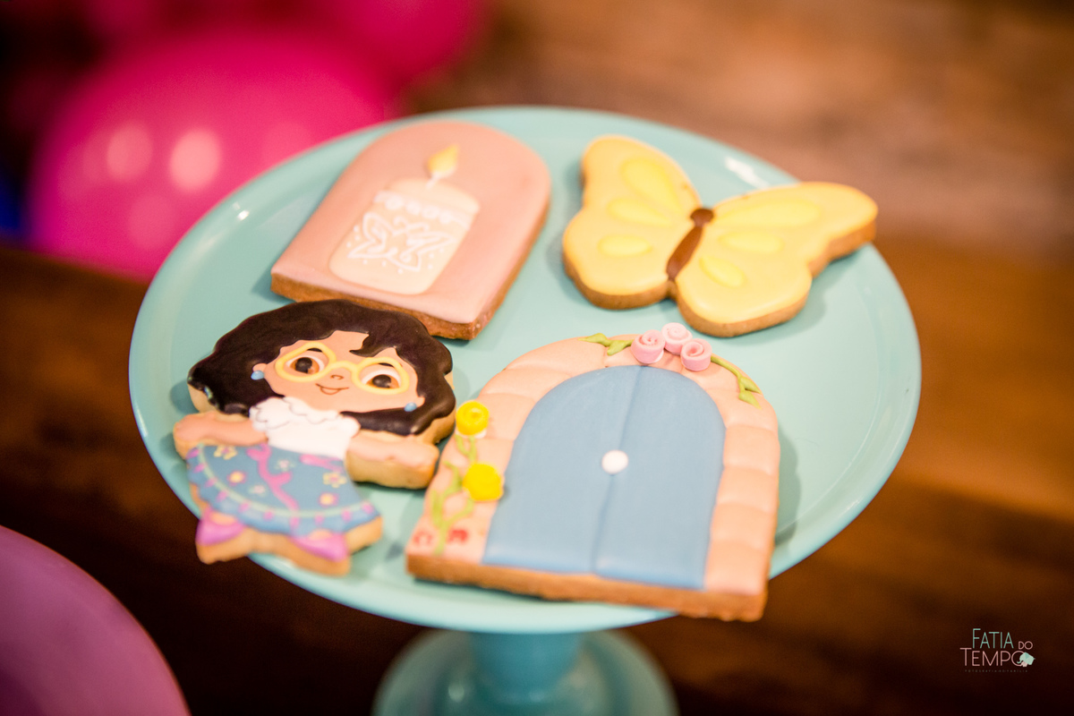 festa infantil, criança, menina, festa de criança, buffet, buffet infantil, bolo, decoração, fotografia, fatia do tempo, felicidade, aniversário, parabéns, encanto, família madrigal, desenho, Disney