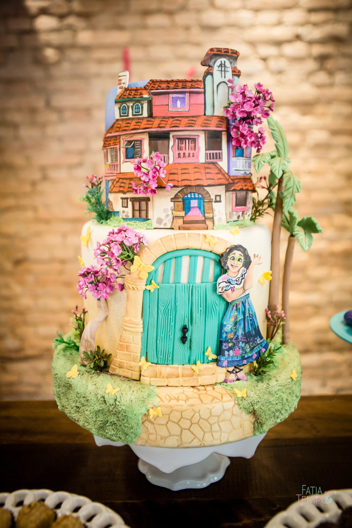 festa infantil, criança, menina, festa de criança, buffet, buffet infantil, bolo, decoração, fotografia, fatia do tempo, felicidade, aniversário, parabéns, encanto, família madrigal, desenho, Disney