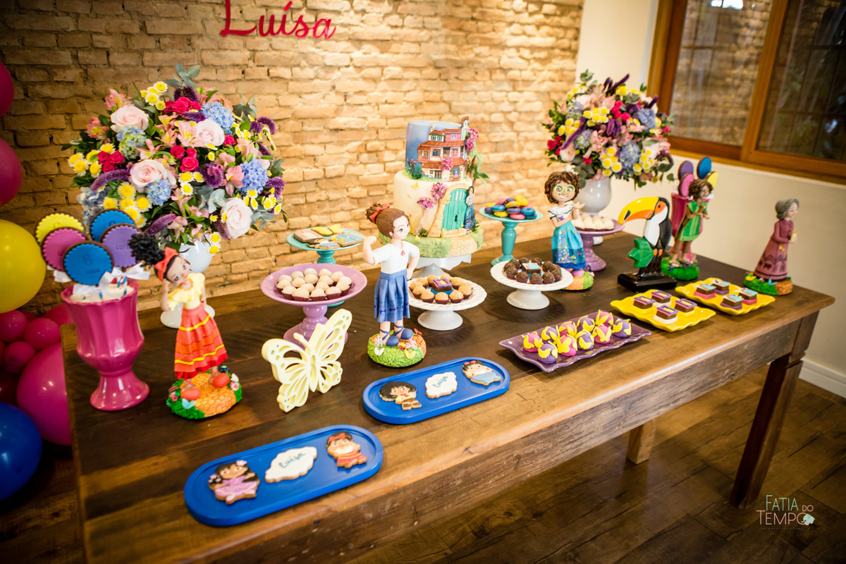 festa infantil, criança, menina, festa de criança, buffet, buffet infantil, bolo, decoração, fotografia, fatia do tempo, felicidade, aniversário, parabéns, encanto, família madrigal, desenho, Disney