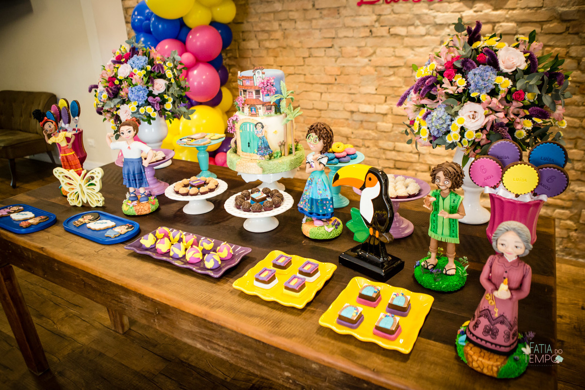 festa infantil, criança, menina, festa de criança, buffet, buffet infantil, bolo, decoração, fotografia, fatia do tempo, felicidade, aniversário, parabéns, encanto, família madrigal, desenho, Disney