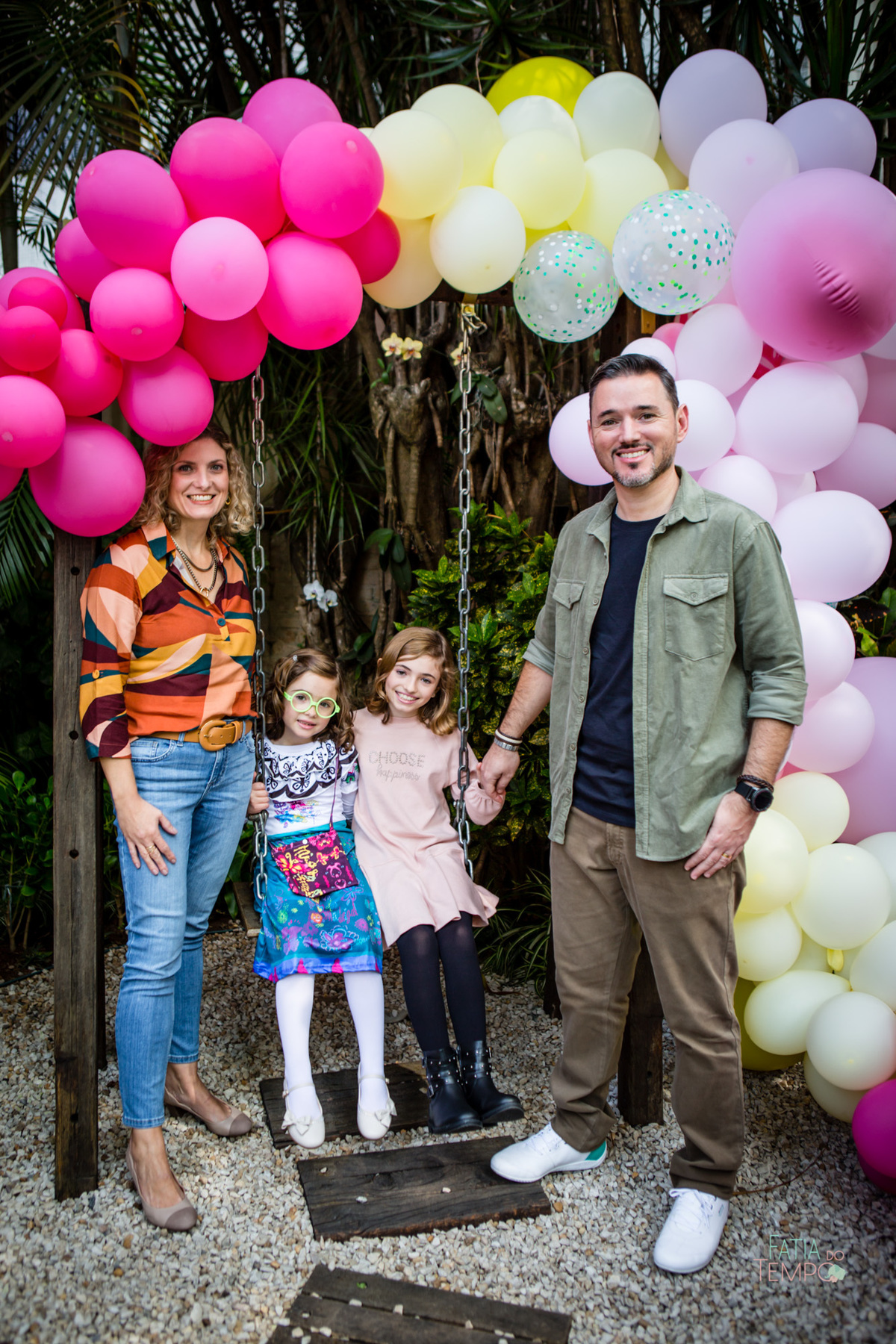 festa infantil, criança, menina, festa de criança, buffet, buffet infantil, bolo, decoração, fotografia, fatia do tempo, felicidade, aniversário, parabéns, encanto, família madrigal, desenho, Disney, quintal das aroeira,