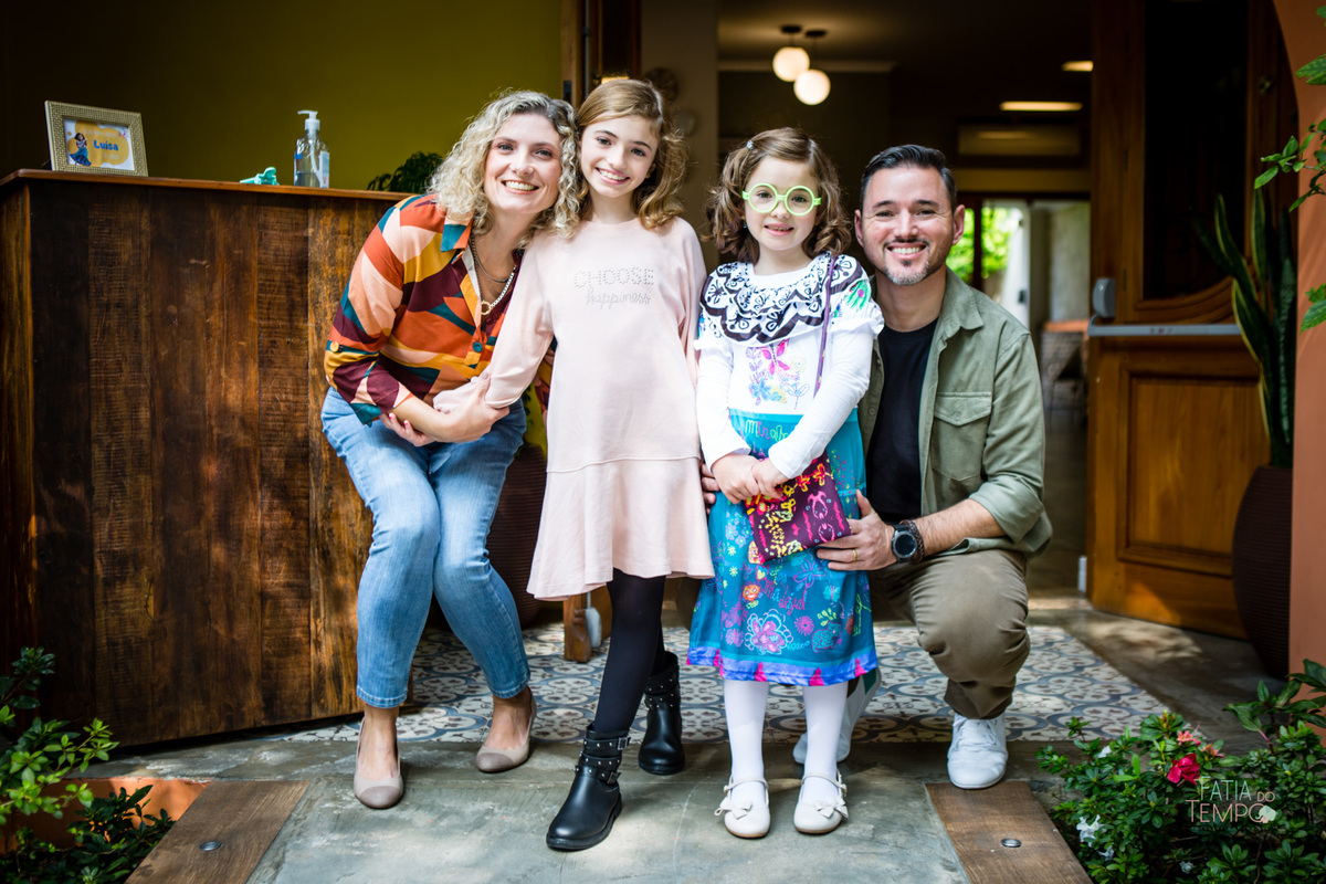 festa infantil, criança, menina, festa de criança, buffet, buffet infantil, bolo, decoração, fotografia, fatia do tempo, felicidade, aniversário, parabéns, encanto, família madrigal, desenho, Disney, quintal das aroeira,