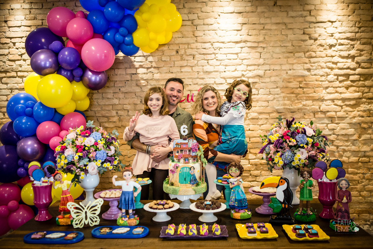 festa infantil, criança, menina, festa de criança, buffet, buffet infantil, bolo, decoração, fotografia, fatia do tempo, felicidade, aniversário, parabéns, encanto, família madrigal, desenho, Disney, quintal das aroeira,