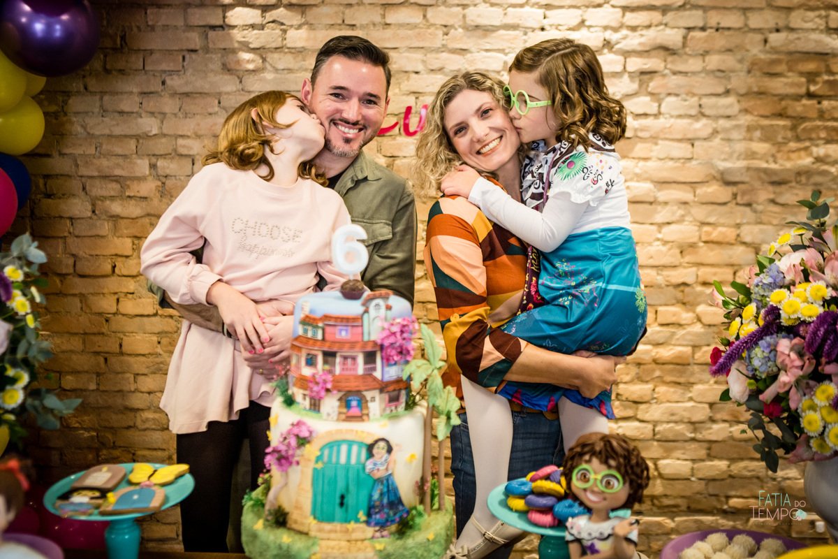 festa infantil, criança, menina, festa de criança, buffet, buffet infantil, bolo, decoração, fotografia, fatia do tempo, felicidade, aniversário, parabéns, encanto, família madrigal, desenho, Disney, quintal das aroeira,