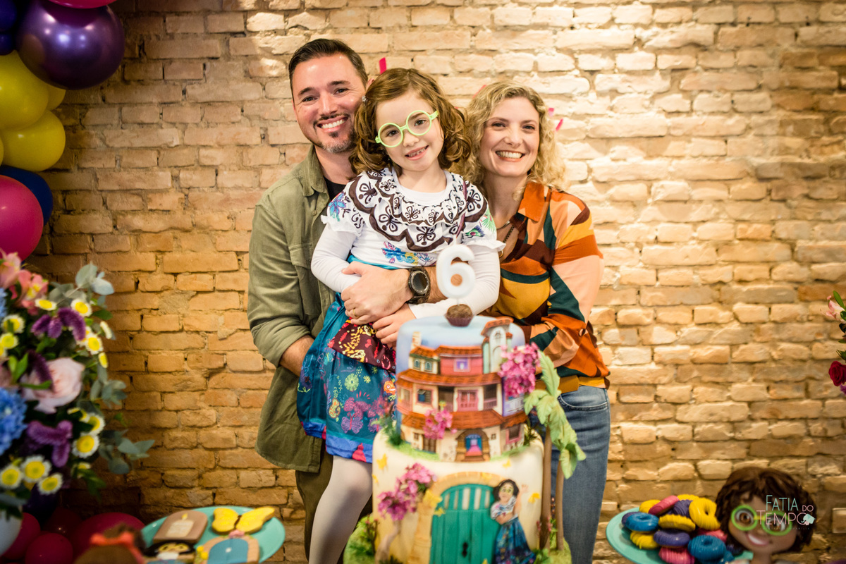 festa infantil, criança, menina, festa de criança, buffet, buffet infantil, bolo, decoração, fotografia, fatia do tempo, felicidade, aniversário, parabéns, encanto, família madrigal, desenho, Disney, quintal das aroeira,